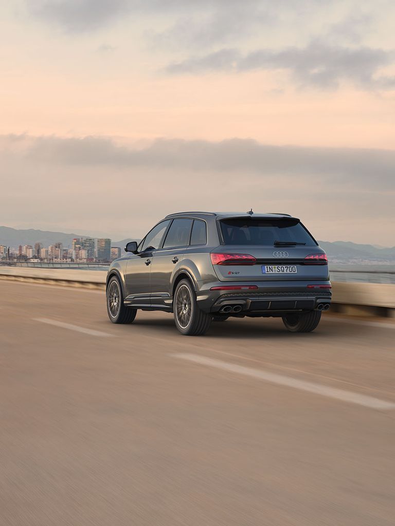 Side rear view Audi SQ7