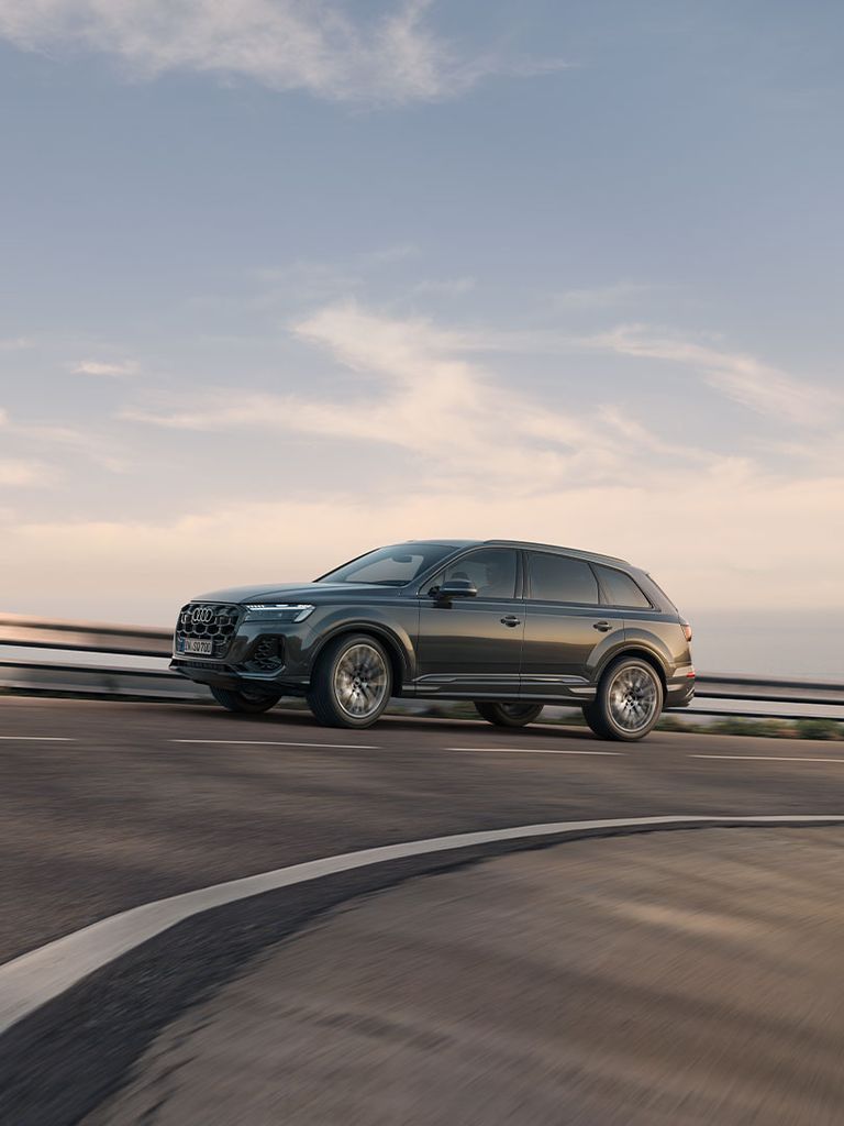 Dynamic side view of the Audi SQ7