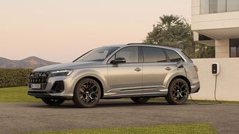 Side view View Audi Q7 TFSI e